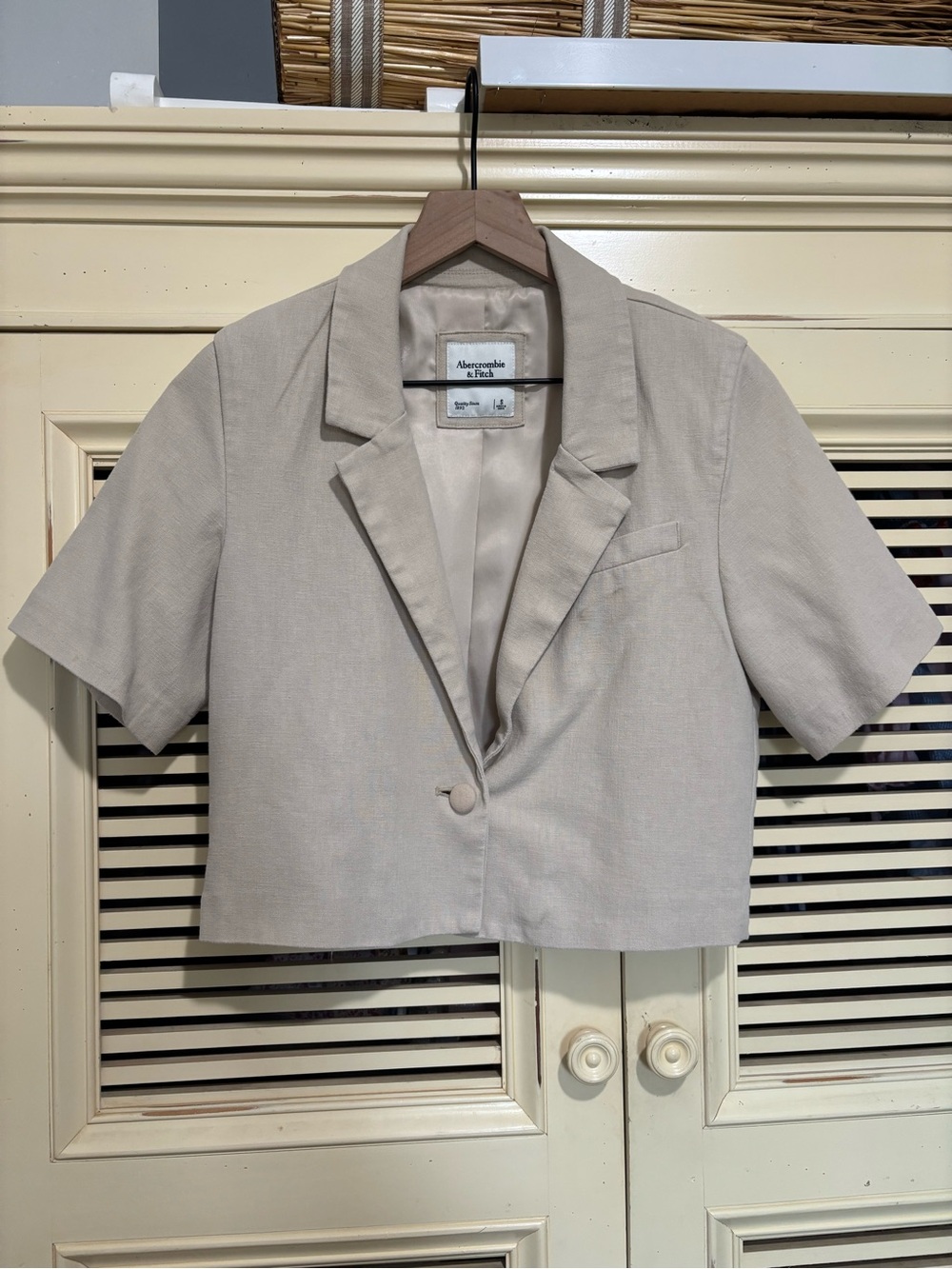 Abercrombie & Fitch Cropped Short-Sleeve Blazer in Light Beige